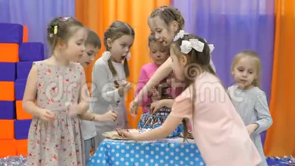 儿童游戏室孩子们吃巧克力喷泉里的巧克力视频的预览图