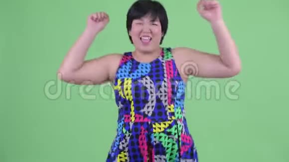 快乐年轻超重的亚洲女人跳舞准备聚会视频的预览图