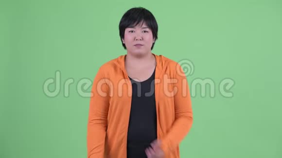 快乐的年轻超重的亚洲女人双臂交叉微笑准备去健身房视频的预览图