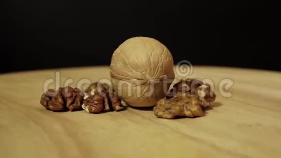 带壳和带壳的螺母360度旋转视频的预览图