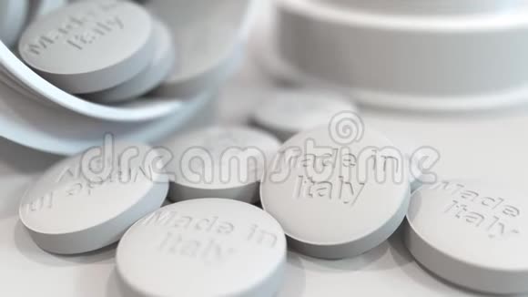 上面有印着意大利文字的纸国家制药业相关三维动画视频的预览图