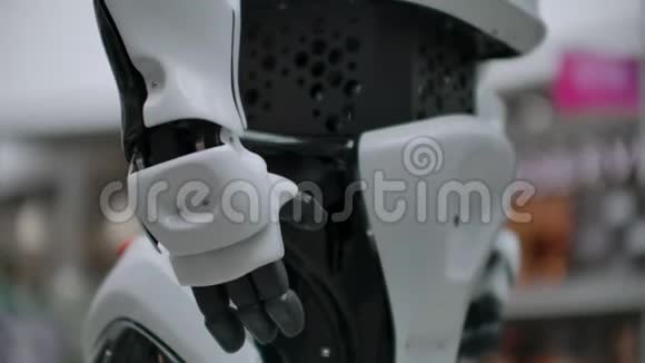 一个商人的手和一个Android机器人握手人类与人工智能互动的概念视频的预览图
