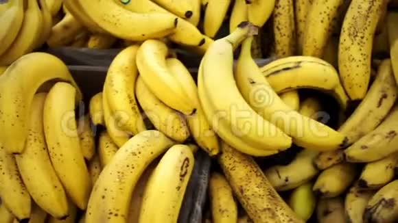 柜台上的香蕉新鲜水果视频的预览图