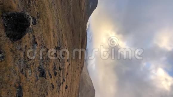 北高加索高山地形的垂直视频全景那里的山是悬崖天空和低阴云视频的预览图