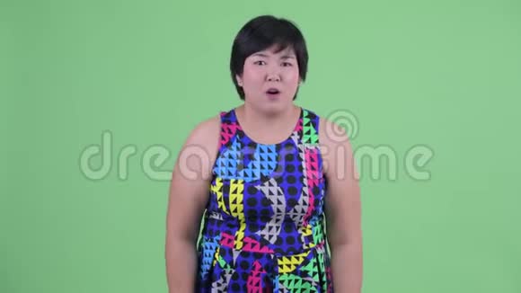 快乐年轻体重超标的亚洲女人准备好派对的好消息视频的预览图