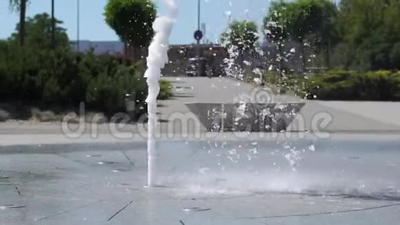 广场上的喷泉从混凝土板下跳动2视频的预览图