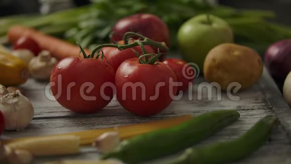 从木桌上取出新鲜红番茄的匿名者视频的预览图