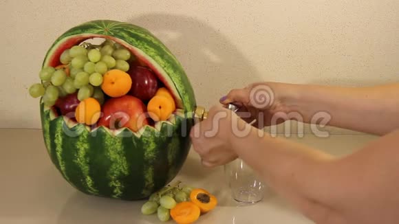 西瓜c轻敲使果汁充满在浅色背景上一杯新鲜果汁西瓜视频的预览图