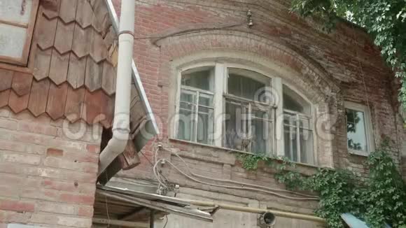 萨拉托夫俄罗斯保监会2019年旧房子需要重建猫在窗户上视频的预览图