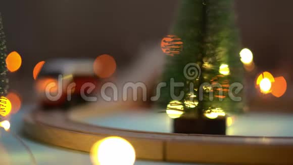 圣诞老人玩具火车圣诞树和伯克假期背景视频的预览图