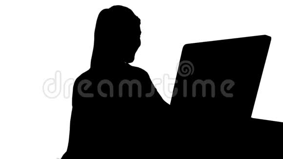 幸福的女人坐在她的电脑前有一个视频电话视频的预览图