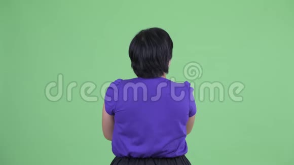 年轻超重亚洲女性手指的后视图视频的预览图