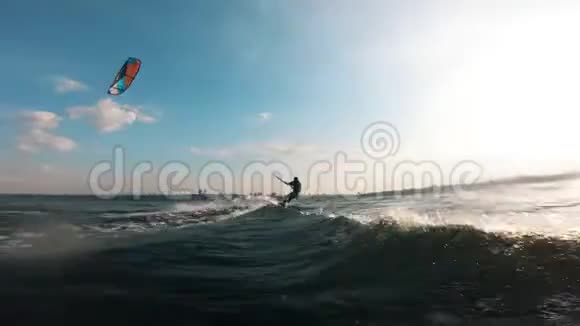 风筝人骑着木板风筝冲浪风筝板视频的预览图