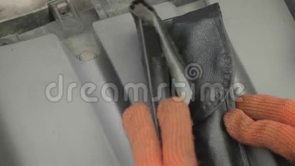 手放在橙色手套中用小工具包打开箱子手指在仪器上滑动选择一个较小的扳手视频的预览图