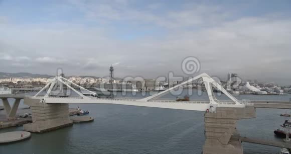 空中观景上升吊桥西班牙巴塞罗那视频的预览图