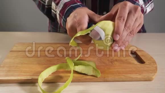人们用手中的刀子完成了对苹果的清洗视频的预览图