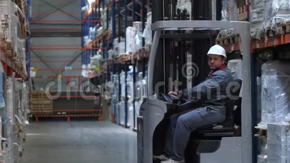 工人通过后勤仓库在起重机械上移动4K慢慢视频的预览图