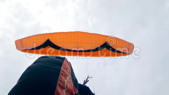 一个人用滑翔伞飞行后降落在田野上视频的预览图