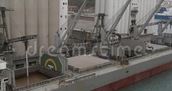 爱的观点在船上装载谷物港口货船视频的预览图