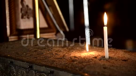 在基奥斯岛的教堂里有两支蜡烛视频的预览图