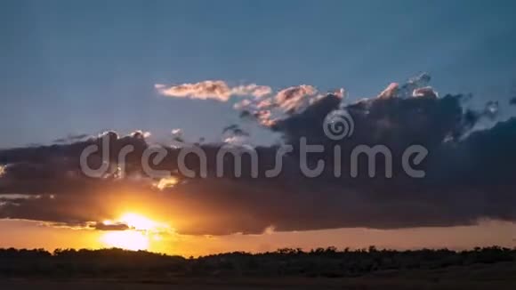 史诗般的日落和阳光穿过云层视频的预览图
