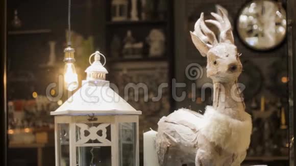 装饰雕像木鹿和灯家庭装饰假日视频的预览图