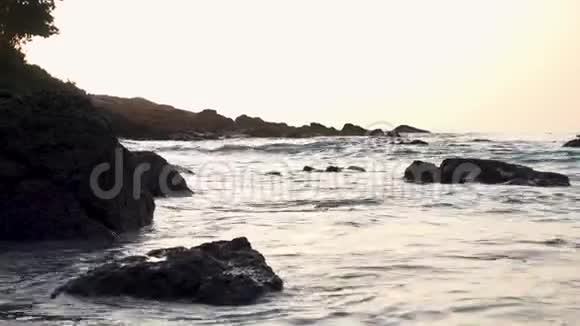 暴风雨中的巨浪巨大的岩石被海浪冲走视频的预览图
