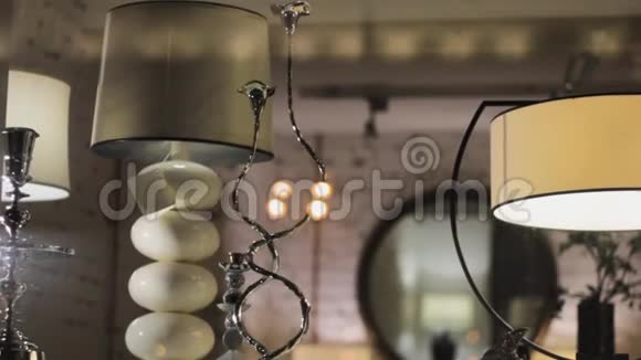台灯商店橱窗家居理念室内装饰视频的预览图