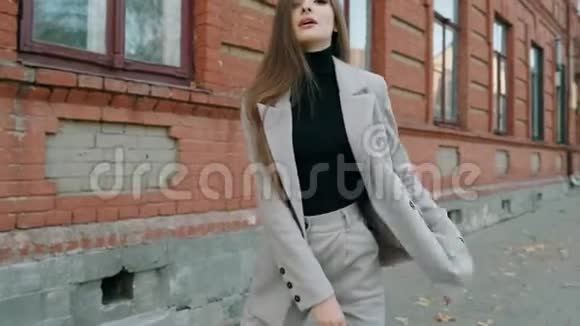 美丽的欧洲时尚模特女孩正在城市街道上摆姿势视频的预览图