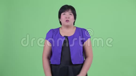 年轻体重超重的亚洲女性看上去又无聊又疲惫视频的预览图