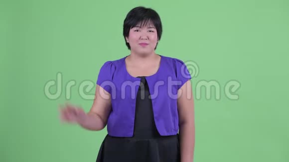 快乐年轻美丽超重的亚洲女人挥手视频的预览图