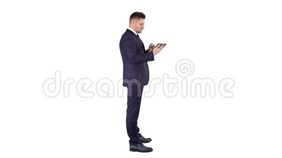 聪明的高级商人在白色背景上使用技术平板电脑视频的预览图