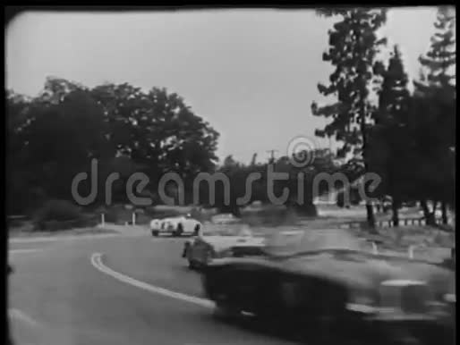 跑车在公路比赛中开视频的预览图