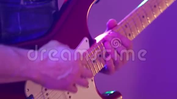 男手在电吉他上弹得很近由调解人独奏摇滚歌曲播放视频的预览图