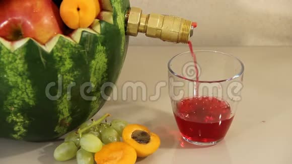 西瓜c轻敲使果汁充满在浅色背景上视频的预览图