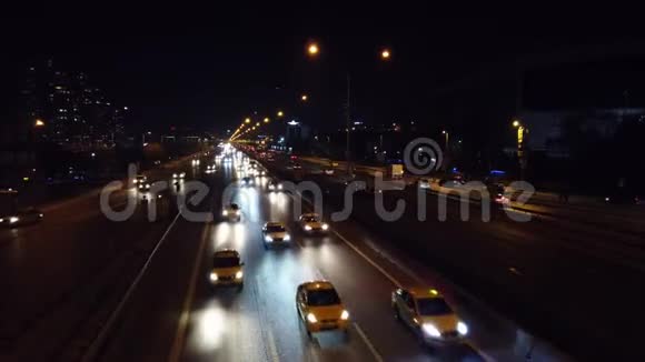 伊斯坦布尔E5高速公路夜间交通视频的预览图