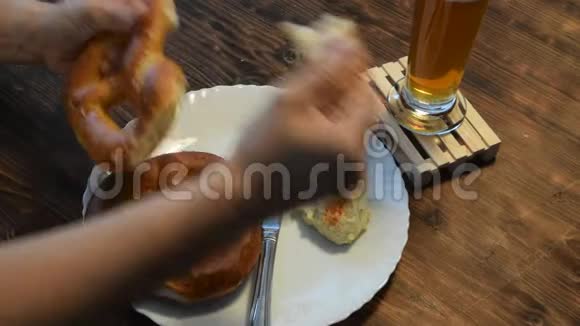 一个女人留下一块椒盐卷饼在上面涂上奥巴兹达视频的预览图