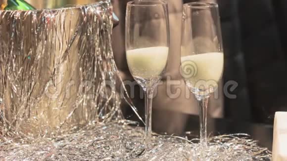 两杯香槟和一桶冰情人节派对和新年视频的预览图