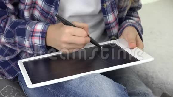 在游戏室玩平板电脑的孩子在画房子在操场上学的孩子视频的预览图