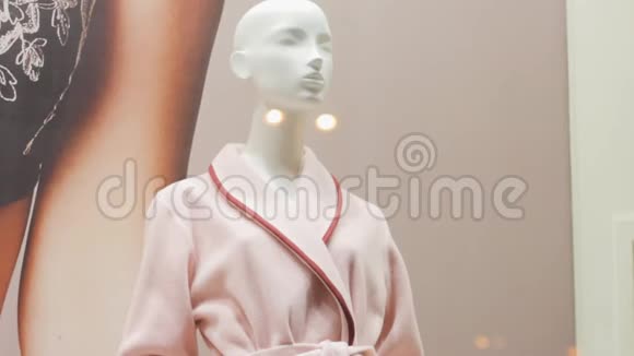 穿着浴袍的人体模特时尚柔软的棉质水疗服视频的预览图