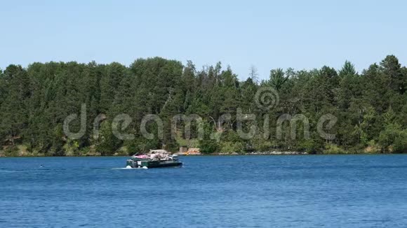 美丽的明尼苏达湖景观剪辑与周围的森林和一个浮筒视频的预览图