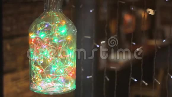 瓶子形状的彩色灯橱窗灯光装饰视频的预览图