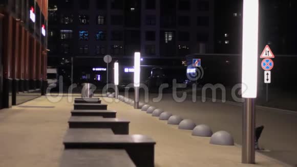 建筑极简主义昂贵的城市街道在晚上视频的预览图