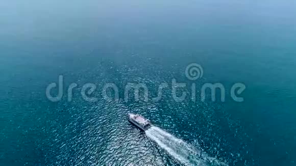 在黑海的海浪上航行的豪华白色游艇的鸟瞰图视频的预览图