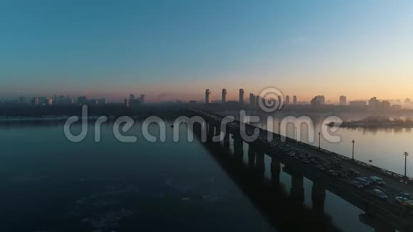 基辅桥上的日落视频的预览图