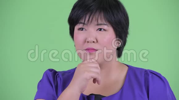年轻美丽体重超重的亚洲女性快乐的脸视频的预览图