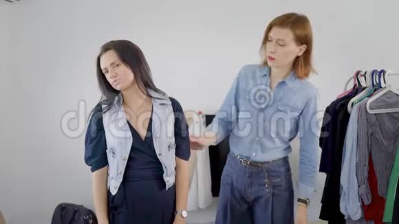衣柜的分析女人试着穿不同的衣服选择走路朋友帮助你选择最好的视频的预览图