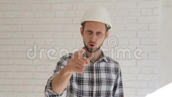 愤怒的男工程师在硬帽子指向你和谴责千万别这样视频的预览图
