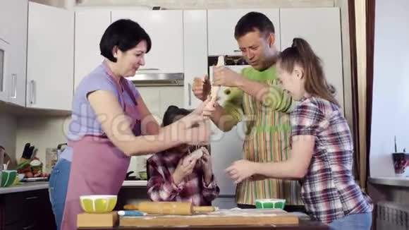 姐妹和父母把厚厚的面团放在餐桌上视频的预览图