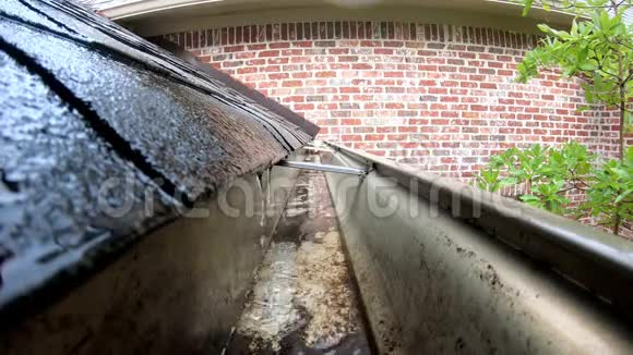 从破碎的屋顶上流过排水沟的水视频的预览图